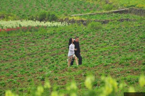  Para przechadząjąca się wśród kwiatów w ogrodzie Damu Huagu w okolicach Fuling.
